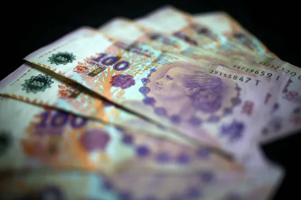 أوراق نقدية أرجنتينية من فئة 100 بيزو (رويترز)
