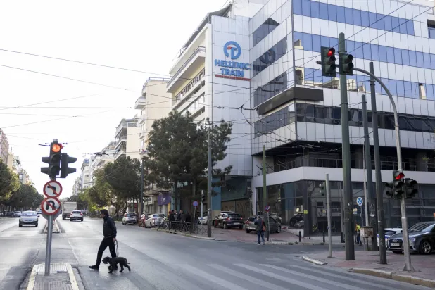 يظهر شعار شركة القطارات اليونانية وهي شركة السكك الحديدية الرئيسية في البلاد خارج مقرها بعد تفجير قنبلة مساء الجمعة ما تسبب في أضرار محدودة لكن دون وقوع إصابات يوم السبت 12 أبريل 2025 (أ.ب)