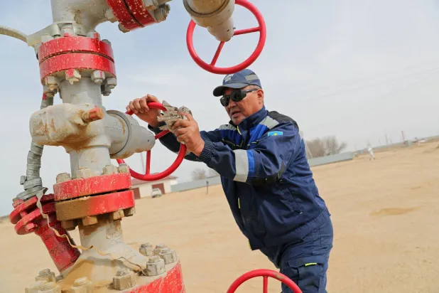 موظف يدير صمام رأس البئر في حقل «أيرانكول» النفطي الذي تديره شركة «كاسبي نفت» بمنطقة أتيراو بكازاخستان (رويترز)