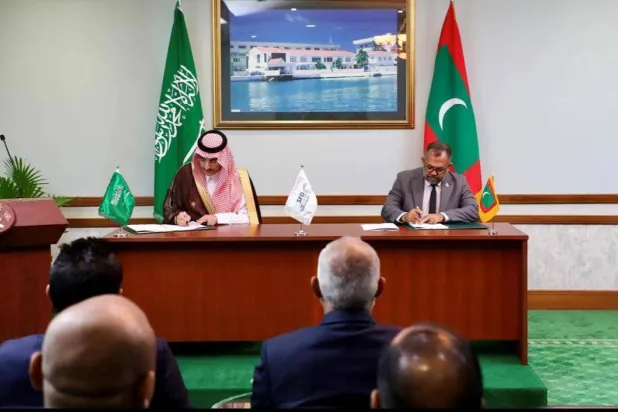 الرئيس التنفيذي للصندوق السعودي للتنمية سلطان المرشد مع وزير المالية والتخطيط في المالديف موسى زامير خلال توقيع اتفاقية التمويل (واس) 