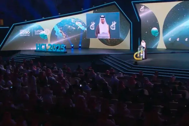 وزير الموارد البشرية والتنمية الاجتماعية المهندس أحمد الراجحي خلال «مؤتمر مبادرة القدرات البشرية»... (الشرق الأوسط)