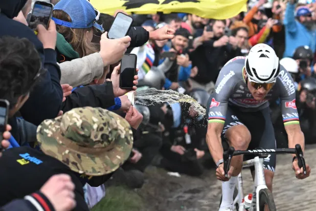 الواقعة حدثت قبل ما يقرب من 33 كيلومتراً من خط النهاية (أ.ف.ب)