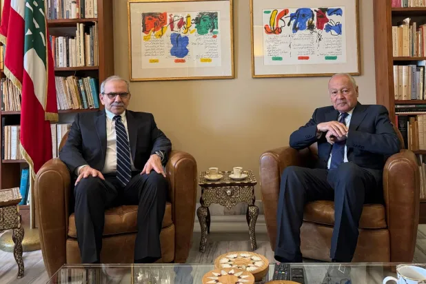 أبو الغيط خلال لقائه نواف سلام في بيروت (الجامعة العربية)