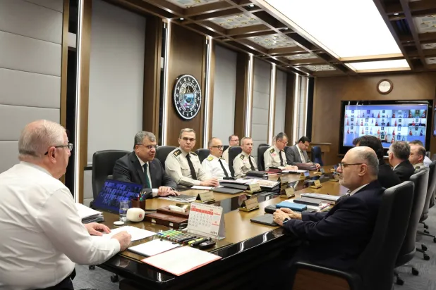 وزير الدفاع التركي يسار غولر وقائد القوات المسلحة خلال اجتماع بالفيديو مع قادة وحدات الجيش داخل وخارج البلاد الاثنين (الدفاع التركية- إكس)