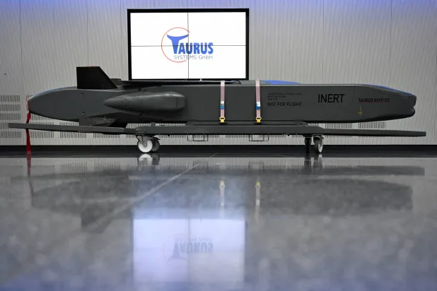 صاروخ «تاوروس» من إنتاج شركة «إم بي دي إيه» الأوروبية متعددة الجنسيات لتطوير وتصنيع الصواريخ في مقرها الرئيسي في شروبنهاوزن بالقرب من ميونيخ بألمانيا... 5 مارس 2024 (رويترز)