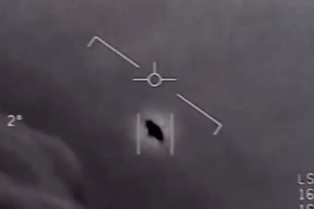 لقطة من مقطع فيديو نشره «البنتاغون» لأجسام طائرة مجهولة رصدتها الطائرات الأميركية (سي إن إن)