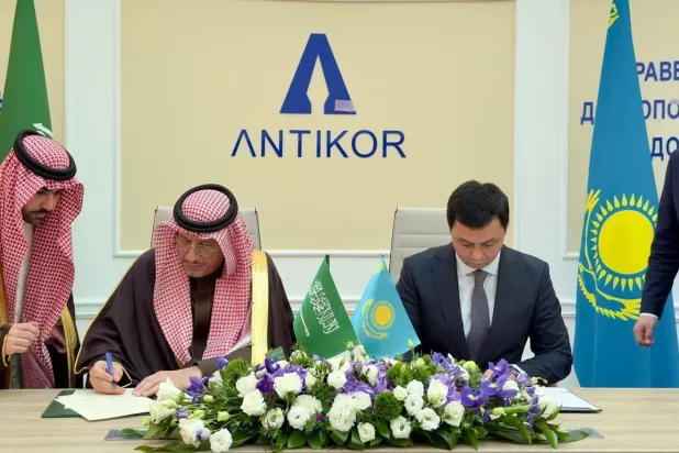 جانب من توقيع مذكرة التفاهم بين السعودية وكازاخستان لتعزيز التعاون في مكافحة جرائم الفساد (واس)