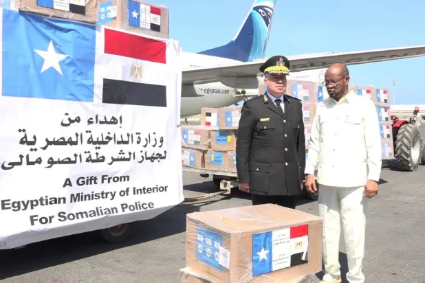 مساعدات عسكرية مصرية تصل إلى مطار الصومال (وكالة أنباء الصومال)