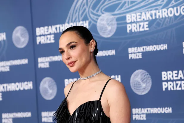 الممثلة الإسرائيلية غال غادوت خلال حفل في سانتا مونيكا بكاليفورنيا الولايات المتحدة - 5 أبريل 2025 (رويترز)