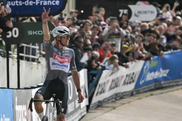 بطل الدراجات ماتيو فان دير بويل (أ.ف.ب)