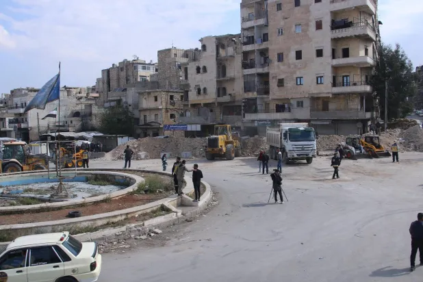 إزالة السواتر الترابية وفتح الطرقات في حيَّي الشيخ مقصود والأشرفية بحلب (الدفاع المدني السوري)