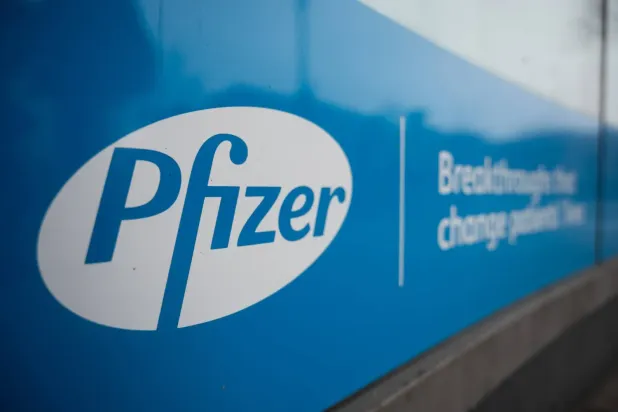 İlaç şirketi Pfizer'in Berlin'deki genel merkezinde bulunan logosu, 23 Ocak 2021 (DPA)