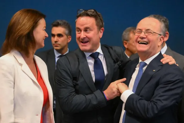 Sağdan, Filistin Başbakanı Muhammed Mustafa, Lüksemburg Dışişleri Bakanı Xavier Bettel ve Slovenya Dışişleri Bakanı Tanja Vagon Pazartesi günü Lüksemburg'da (AFP)