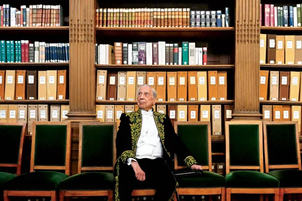 الكاتب البيروفي ماريو فارغاس يوسا في الأكاديمية الفرنسية بباريس فبراير 2023 (أ.ف.ب)