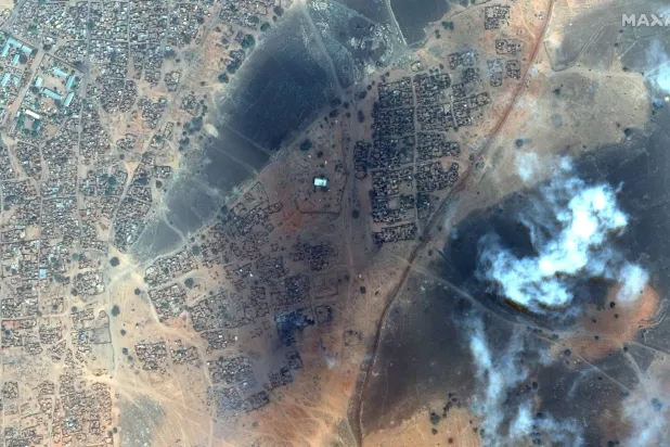 صورة من الأقمار الاصطناعية تظهر تصاعد الدخان في مخيم زمزم الذي يستضيف النازحين وسط الصراع الدائر في السودان في شمال دارفور 11 أبريل 2025 (رويترز)