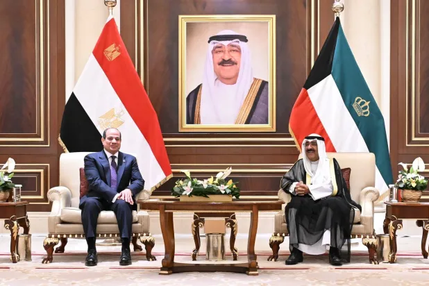 أمير دولة الكويت الشيخ مشعل الأحمد يستقبل الرئيس المصري عبد الفتاح السيسي لدى وصوله إلى البلاد مساء الاثنين (كونا)