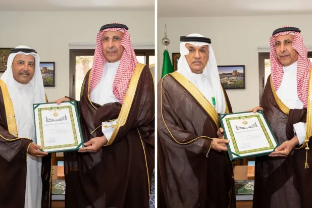 رجلا الأعمال عبد الله الفوزان ومحمد الشايع لدى تسلّمهما «وسام الملك عبد العزيز» من الدرجة الرابعة (واس)
