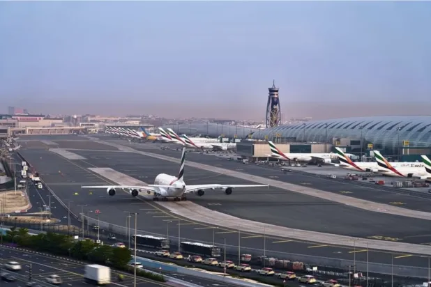 إحدى الطائرات التابعة لشركة طيران الإمارات تستعد للإقلاع في مطار دبي الدولي (وام) 