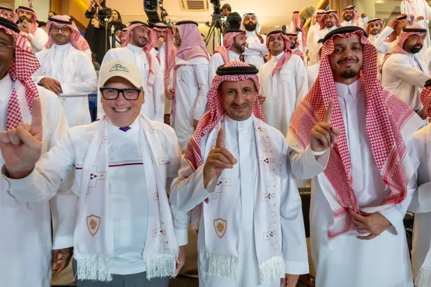 الأمير خالد بن محمد رئيس نادي الدرعية و وزير السياحة أحمد الخطيب خلال تواجدهما في المباراة (نادي الدرعية)