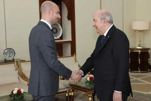 Cezayir Cumhurbaşkanı Abdulmecid Tebboune, 6 Nisan 2025'te Fransa Dışişleri Bakanı Jean-Noel Barrot'u kabul etti (AP)