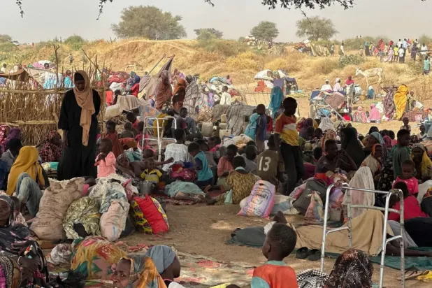 Kuzey Darfur'da Hızlı Destek Kuvvetleri (HDK) tarafından ele geçirilen Zemzem kampındaki yerinden edilmiş kişiler, 14 Nisan 2025 (AFP)