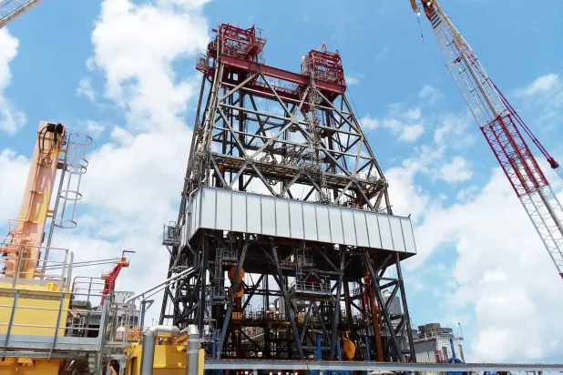 برج حفر ضخم على منصة تابعة لشركة «بي بي» في خليج المكسيك (رويترز)