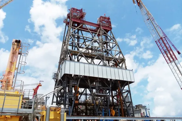 Meksika Körfezi'nde BP’ye ait bir platformda bulunan devasa bir sondaj kulesi (Reuters)