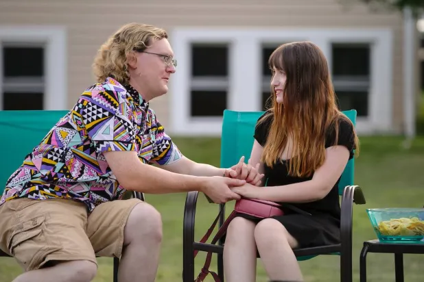 يواكب Love on the Spectrum أشخاصاً مصابين بالتوحّد في رحلة بحثهم عن الحب (نتفليكس)