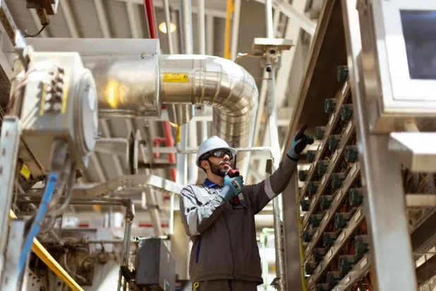 أحد العاملين في شركة البترول الوطنية الكويتية (كونا)