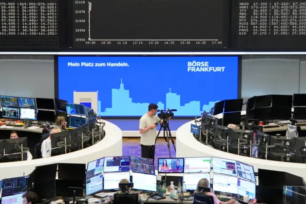 مخطط مؤشر أسعار الأسهم الألمانية «داكس» في بورصة فرانكفورت (رويترز) 