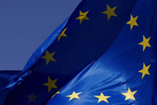 أعلام الاتحاد الأوروبي ترفرف خارج مقر المفوضية في بروكسل (رويترز) 