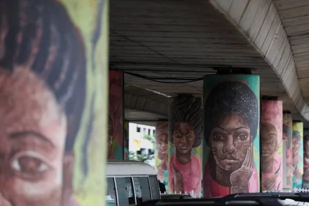 جداريات تصور اختطاف أكثر من 200 تلميذة من تشيبوك على يد جماعة «بوكو حرام» المتمردة في بلدة تشيبوك بشمال شرقي البلاد (رويترز)