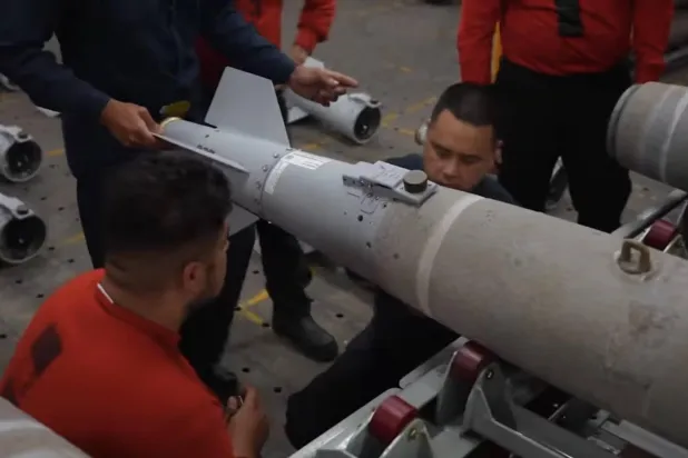 أفراد من البحرية الأميركية يجهّزون الذخيرة لتنفيذ عمليات ضد الحوثيين (الجيش الأميركي)