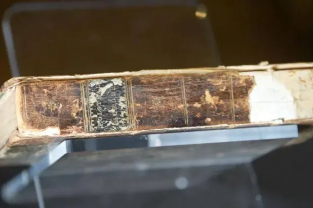 يعتقد موظفو المتحف أن غلاف وزوايا هذا الكتاب مصنوعة باستخدام جلد القاتل ويليام كوردر في القرن الـ19 (بي بي سي)