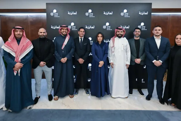 صورة جماعية بعد توقيع الاتفاقية بين SRMG للحلول الإعلامية (SMS) وشركة «ثمانية» (الشرق الأوسط) 