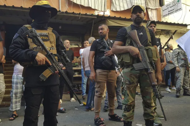 مقاتلون من «كتائب شهداء الأقصى» في مخيم «عين الحلوة» قرب صيدا بجنوب لبنان يوم 21 أغسطس (أ.ب)