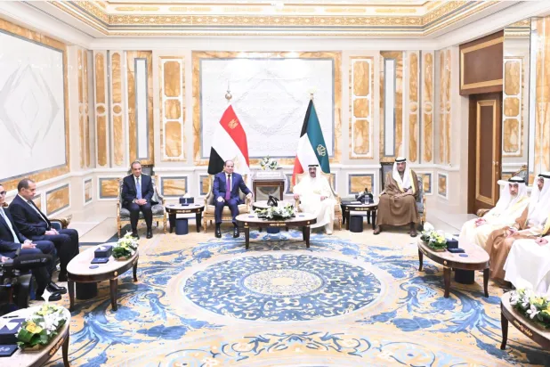 جلسة المباحثات الرسمية بين البلدين برئاسة أمير الكويت والرئيس المصري (كونا)