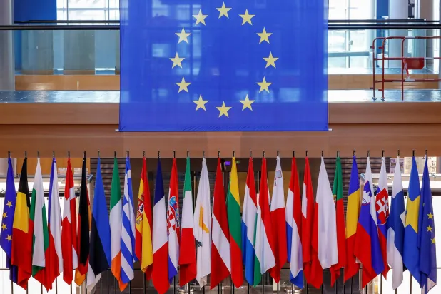 الأعلام الأوروبية داخل البرلمان الأوروبي في ستراسبورغ (رويترز)