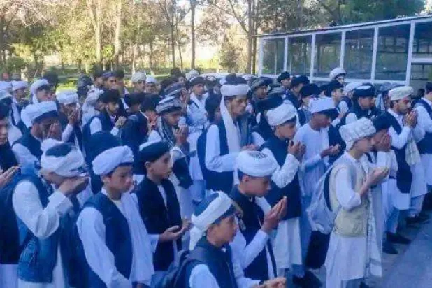 أطفال أفغان خلال صلاة الظهر في قندهار (متداولة)