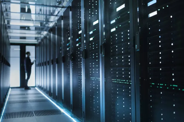 التبريد وحده يستهلك ما يصل إلى 50 % من الطاقة في مراكز البيانات بالمنطقة ما يعزز الحاجة إلى تقنيات أكثر كفاءة (شاترستوك)