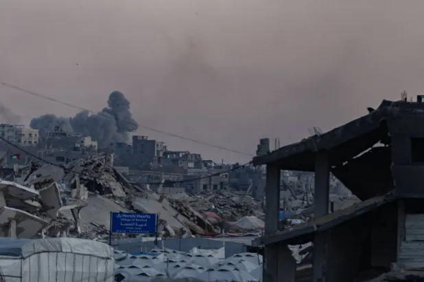 تصاعد دخان كثيف إثر غارة جوية إسرائيلية من مخيم جباليا اليوم (د.ب.أ)