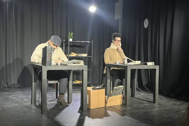 لقطة من المسرحية تتناول الوظيفة الرسمية (الشرق الأوسط)