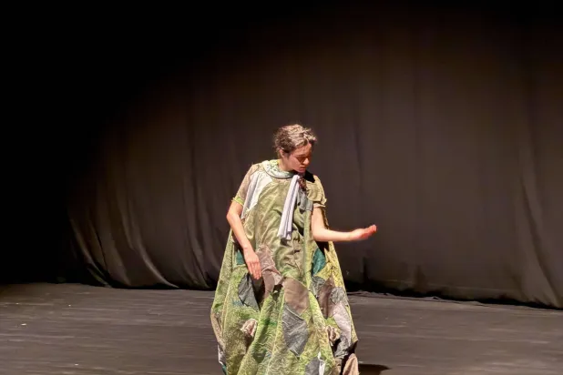 حركات الفنانة المتكرّرة اختزلت رتابة المصير (الشرق الأوسط)