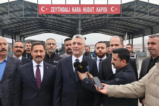 وزير التجارة التركي عمر بولاط خلال تفقده البوابات والمعابر الحدودية مع سوريا يناير الماضي (من حسابه في «إكس»)