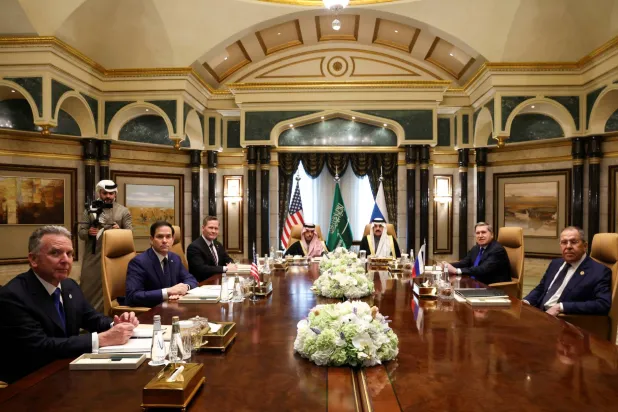 «محادثات جدة» بين الوفدين الأميركي والروسي بقصر الدرعية في الرياض يوم 18 فبراير (رويترز)