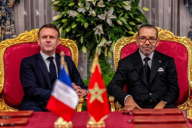 الرئيس إيمانويل ماكرون أكد للعاهل المغربي أن «حاضر ومستقبل الصحراء الغربية يندرجان في إطار السيادة المغربية» (أ.ف.ب)