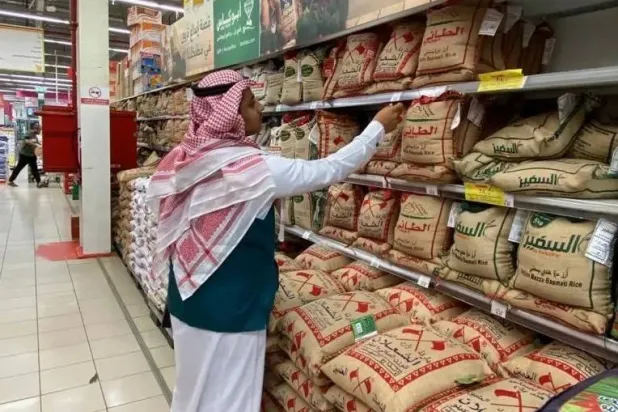 إحدى أسواق المواد الغذائية في السعودية (الشرق الأوسط)