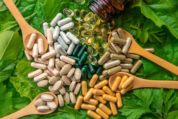 تُعد المكملات الغذائية منتجات تحتوي على مكونات مثل الفيتامينات والمعادن والأعشاب والأحماض الأمينية والإنزيمات (الشرق الأوسط)