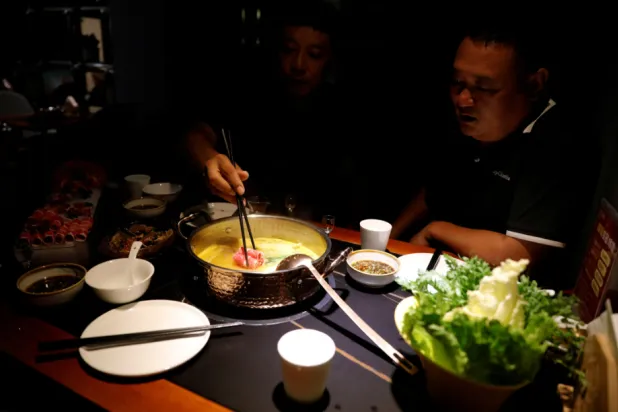 الخبراء ينصحون بعدم تناول الوجبة نفسها يومياً للحصول على مجموعة متنوعة من العناصر الغذائية (رويترز)