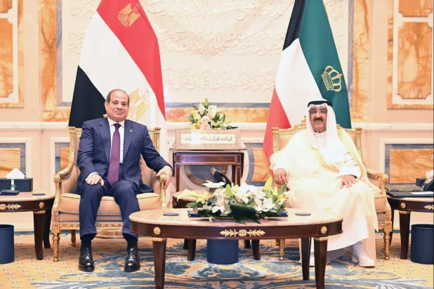 أمير الكويت الشيخ مشعل الصباح والرئيس المصري عبد الفتاح السيسي في قصر بيان بالكويت (كونا)